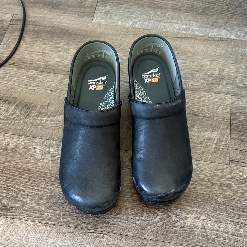 Dansko XP 2.0 Black Leather Clogs
